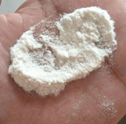 用CMC配置的钙解决钻井液具有较好的抗钙能力，能防止钙离子引起的系统内黏土颗粒过多絮凝，使钻井液保持良好絮凝情况，维持钻井液稳定的固含量和流变性，确保钻井液特性优良平稳。