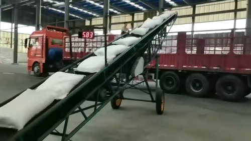 装有产品的货车正在准备离开厂区装车点。