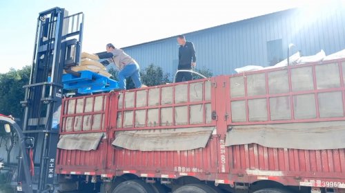 多辆货车在工厂厂区装载产品