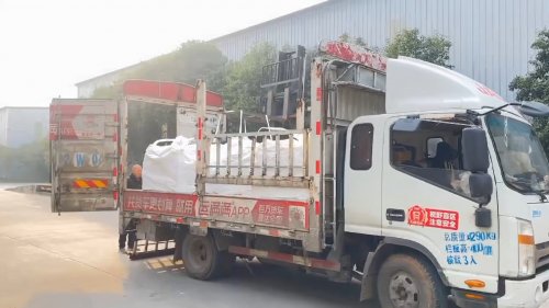 工人在吉林工厂厂区装车羧甲基纤维素产品