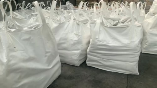 吉林工厂厂区大门外正在装车的羧甲基纤维素产品