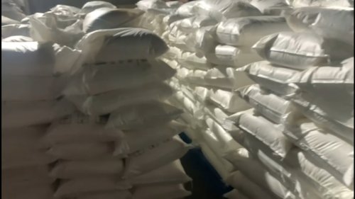 工人们在我们厂区装车羧甲基纤维素产品的情景