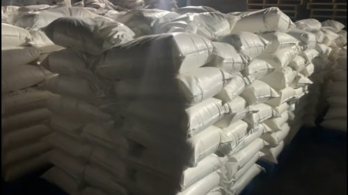 工人装载耐酸羧甲基纤维素以供环境保护用途