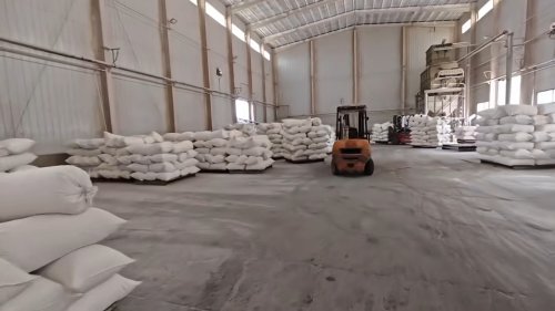 工厂厂区的装车过程，产品被安全地装入货车，展示羧甲基纤维素钠的配送准备。
