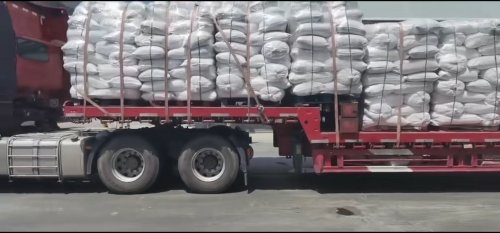 西藏羧甲基纤维素钠产品在工厂厂区装车，准备发往国内市场。