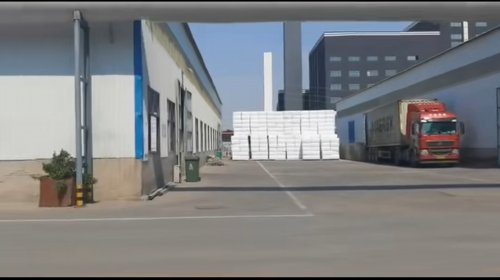 我厂生产的羧甲基纤维素钠产品装车准备发货，展现了稳定高效的生产与物流能力。