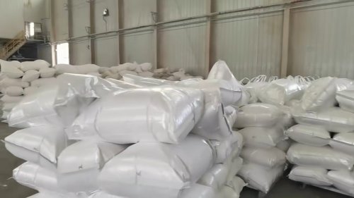 工厂厂区装车羟丙基甲基纤维素产品，准备发货