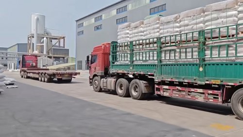 工厂工作人员将羟丙基甲基纤维素产品装车，以满足各行业的生产需求。