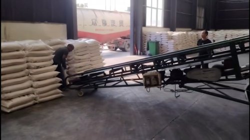 工厂内羧甲基纤维素钠产品装车，展示了在高温和特殊环境下的稳定性