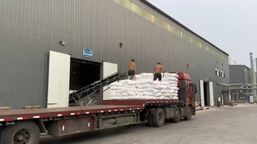 工厂厂区内羧甲基纤维素钠产品装车准备发货