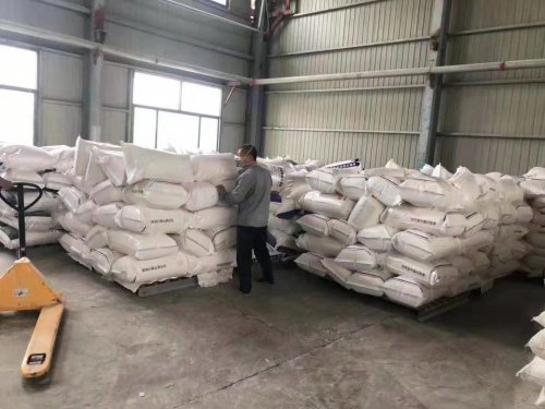 工厂员工正在装车运输羧甲基纤维素钠产品
