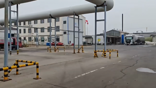 我厂羧甲基纤维素钠装车，确保产品质量安全运输