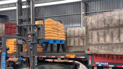羧甲基纤维素（CMC）产品在工厂装车，准备发往客户现场