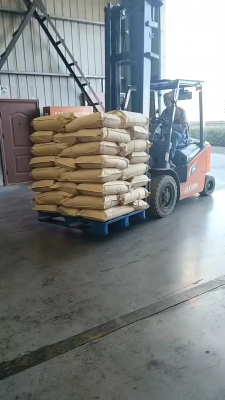 装车现场，精心包装的羟丙基甲基纤维素产品，保障运输安全