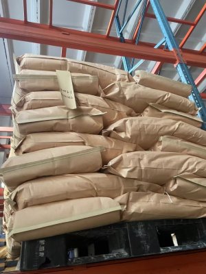 工厂厂区内叉车装载羟丙基甲基纤维素货物，货物包装整齐待发货。