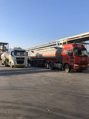 羧甲基纤维素CMC产品运输准备，工厂厂区内叉车装车作业现场。