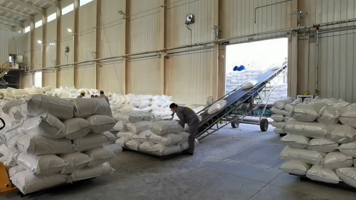 工厂厂区产品装车，准备发货