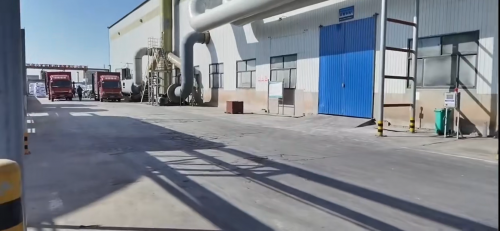 装车过程中，堆放的羧甲基纤维素（CMC）产品，准备运送至建筑工地