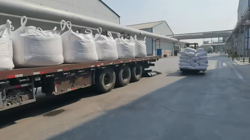 工厂厂区产品装车现场，正在进行羟丙基甲基纤维素运输