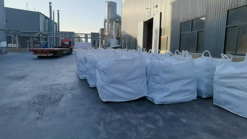 工厂厂区产品装车过程，确保建筑材料的安全运输