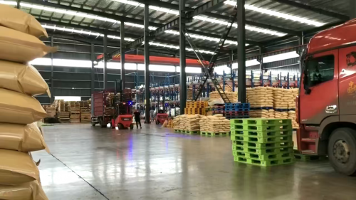 工厂厂区装车过程，玉米淀粉与羧甲基纤维素混合生产