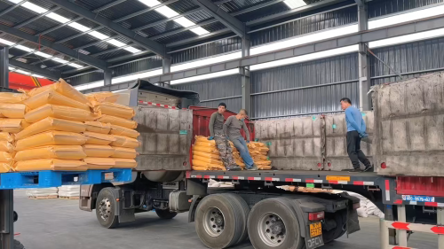 装车现场，玉米淀粉与羧甲基纤维素产品出厂