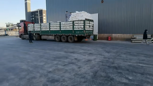 工厂现场装车，展示HPMC产品的运输与施工效率提升