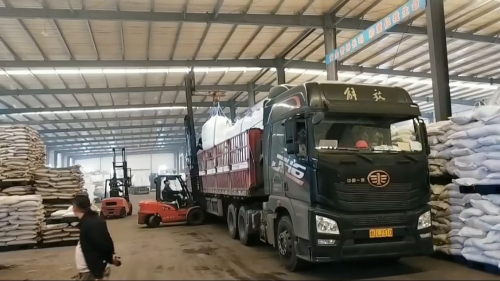 昌都高粘度CMC工厂工作人员装车，保证产品质量与及时交付