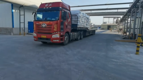 工厂厂区产品装车，确保运输过程顺利
