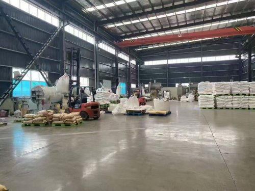 装车完成后的羧甲基纤维素CMC产品堆放，等待发货
