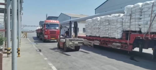 叉车正在搬运造纸用羧甲基纤维素整托产品装车