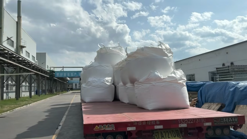 工人在湖州羧甲基纤维素钠厂区进行产品装车作业
