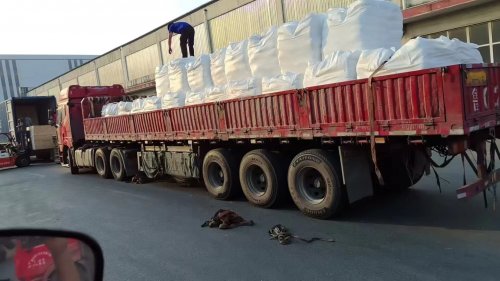 速溶型HPMC羟丙基甲基纤维素装车中，标准吨包堆码整齐