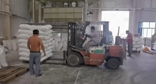 羧甲基纤维素高粘度产品在青铜峡工厂装车准备发货