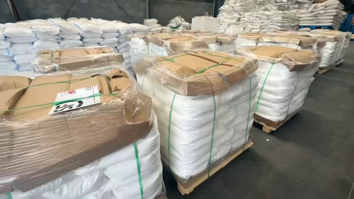 工厂仓库内羧甲基纤维素产品装车，准备运输配送
