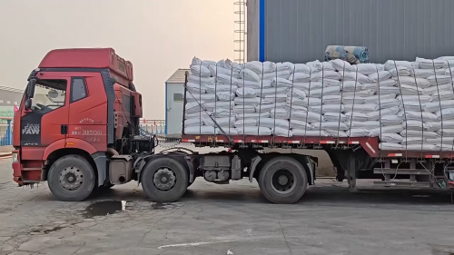 珠海羧甲基纤维素工厂大型货车装车，产品准备发往客户