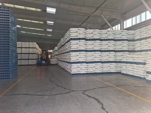 工人将HPMC工业胶粉产品装入运输车辆