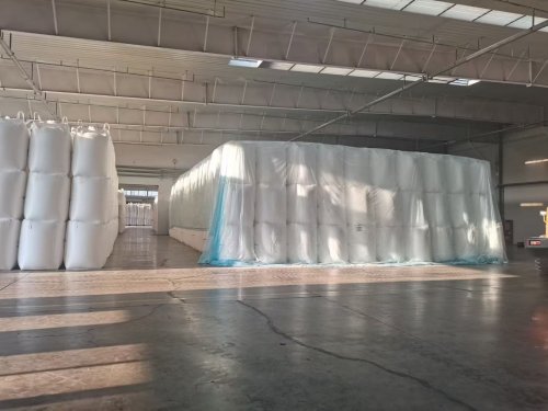 满载HPMC工业胶粉的货车整齐排放