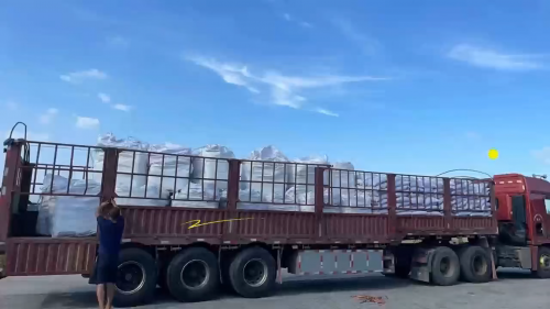 工人正在装载羧甲基纤维素钠产品