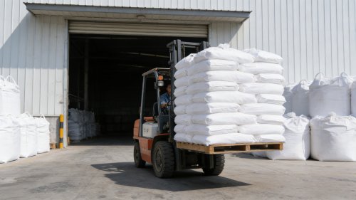 工厂仓库内羧甲基纤维素产品装车细节