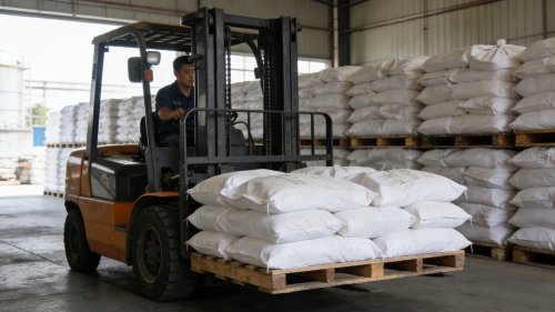 工厂厂区工业级羧甲基纤维素钠（CMC）成品装车现场