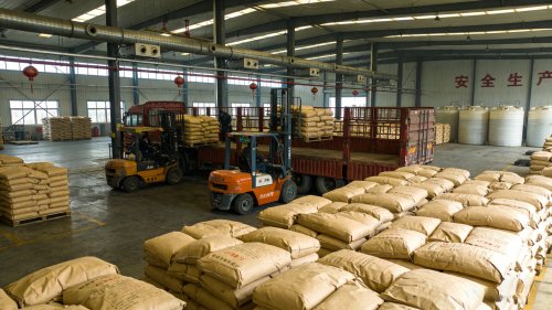 HPMC原料在工厂装车准备发往建筑材料生产现场