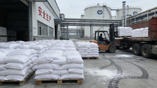 工厂车间工作人员装载泥浆用CMC