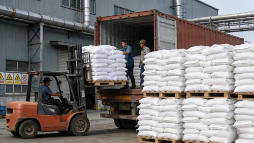 HPMC白色粉末工业原料在仓库整齐堆放等待装车运输