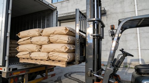 日化级CMC羧甲基纤维素粉体原料工厂装车发货现场