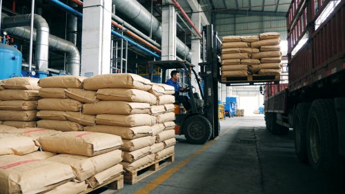 冷水速溶羧甲基纤维素生产厂家厂区产品装车发货现场