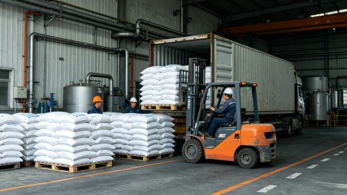 羟丙基甲基纤维素建材级吨袋装车粘度6至10万毫帕秒保水率≥95%用于外墙保温砂浆和瓷砖胶厂区实拍